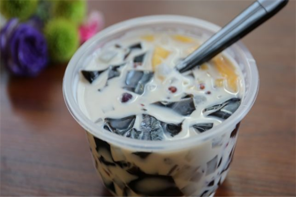  />
</div>
 　　茶飲品牌的數(shù)量眾多，讓大家的選擇豐富，想要尋找本人青睞的茶飲品牌還是比較簡(jiǎn)單的。大家覺(jué)得大白茶飲怎么樣？這是一家令人喜愛(ài)的人氣茶飲店，店內(nèi)推出了眾多的新品，品嘗各異，選擇豐富，令人目不暇接，諸多人都青睞光顧這個(gè)茶飲店，奉獻(xiàn)出可觀的銷(xiāo)量。<br />
 　　為了滿足消費(fèi)者的需要，大白茶飲一直的致力創(chuàng)建，精選優(yōu)質(zhì)、健康、綠色的原物料，為食客帶來(lái)能夠盡情享用的奶茶，低糖低脂，不必?fù)?dān)心發(fā)胖的問(wèn)題。大白茶飲怎么樣？產(chǎn)品一直升級(jí)，依據(jù)消費(fèi)者多變的品嘗來(lái)研發(fā)新品，不只僅有蛋糕奶茶系列，還有鮮牛乳和咖啡系列，不論春夏秋冬，在大白茶飲總能找到青睞的茶飲。<br />
 　　現(xiàn)在大白茶飲風(fēng)靡全場(chǎng)！深受消費(fèi)者喜愛(ài)，每家生意都還可觀。大白茶飲怎么樣？幾年來(lái)始終堅(jiān)持做健康的奶茶飲品，對(duì)飲品方面的要求是十分的嚴(yán)格的，不只僅想要為消費(fèi)者提供更好的口感享用，更是想為消費(fèi)者帶來(lái)一份健康和營(yíng)養(yǎng)。大白茶飲精益求精，成為如今市場(chǎng)中較具備名氣的奶茶加盟品牌。想要獲得客戶(hù)的喜歡和肯定，就要充分扶持茶飲的口感和質(zhì)量，兼具了健康和美味的茶飲產(chǎn)品對(duì)消費(fèi)者的優(yōu)越性也會(huì)成倍增加，大白茶飲怎么樣？全部選用新鮮原料，現(xiàn)萃原液，手工現(xiàn)做，全力打造統(tǒng)一的品牌形象效應(yīng)，大白茶飲品牌優(yōu)勢(shì)的樹(shù)立來(lái)向終端消費(fèi)者傳遞種種商業(yè)信息；提升/增加每一杯飲品的口感和滋味，既好喝又健康，并且價(jià)格實(shí)惠，物美價(jià)廉。<br /></div>
</div>
<div   id=